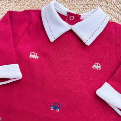 Macacão Tricotil (Tricot 100% Algodão) com Gola e Bordado - Vermelho Carrinhos